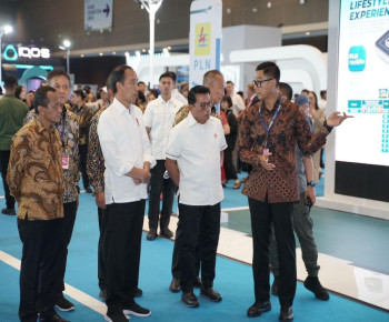 Di Hadapan Jokowi, Dirut PLN Paparkan Kesiapan Ekosistem Kendaraan Listrik di Booth PLN di PEVS 2024