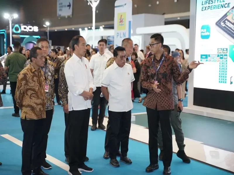 Di Hadapan Jokowi, Dirut PLN Paparkan Kesiapan Ekosistem Kendaraan Listrik di Booth PLN di PEVS 2024