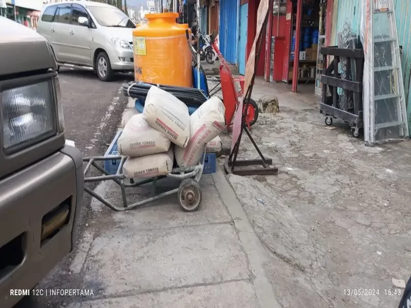 Gunakan Trotoar Buat Jualan, Tuan Toko Maspati Tantang Pemda Manggarai: Kalau Mereka Bisa, Tertibkan!