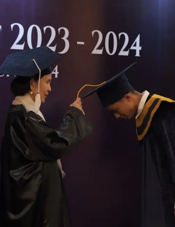 Betrand Peto wisuda