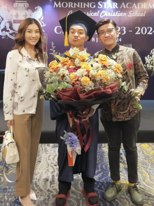 Betrand Peto wisuda