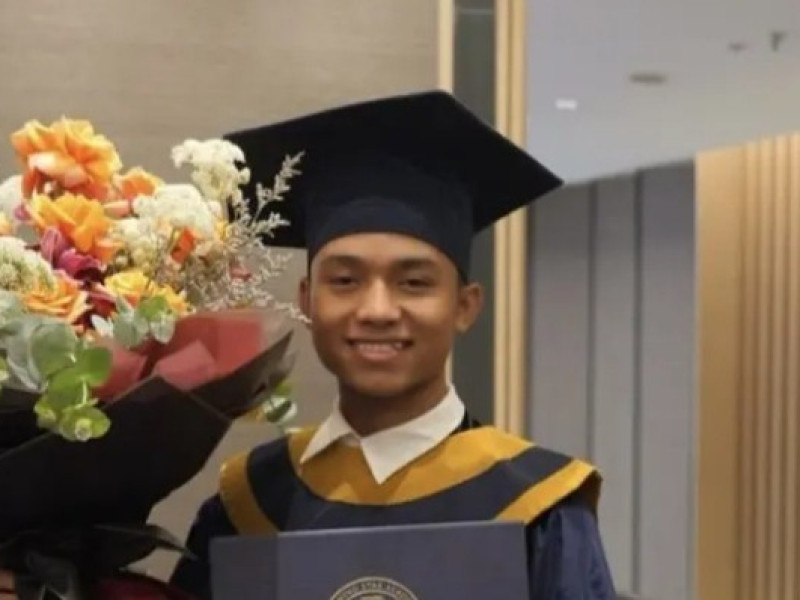 Betrand Peto Wisuda Dihadiri Ruben Onsu dan Sarwendah