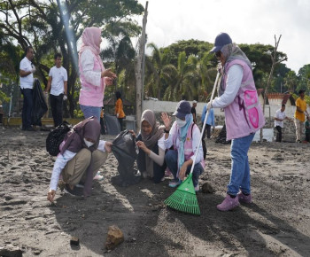 Semarakkan Hari Lingkungan Hidup Sedunia 2024, Srikandi PLN Bali-Nusra Turun Tangan Berantas Sampah Pantai Loang Baloq