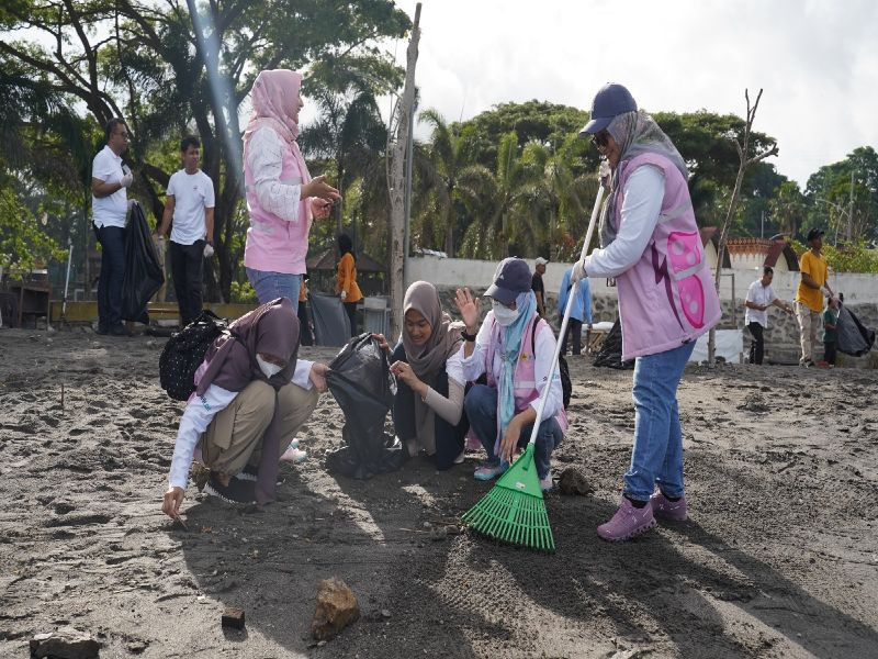 Semarakkan Hari Lingkungan Hidup Sedunia 2024, Srikandi PLN Bali-Nusra Turun Tangan Berantas Sampah Pantai Loang Baloq