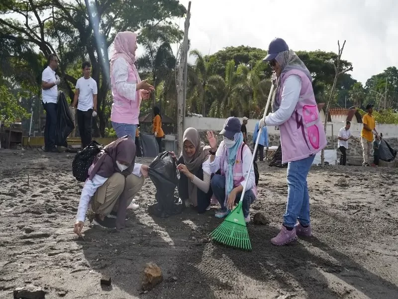 Semarakkan Hari Lingkungan Hidup Sedunia 2024, Srikandi PLN Bali-Nusra Turun Tangan Berantas Sampah Pantai Loang Baloq