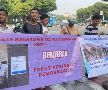 Geruduk Gedung DKPP, Mahasiswa Minta 5 Komisioner KPUD Mimika Dipecat
