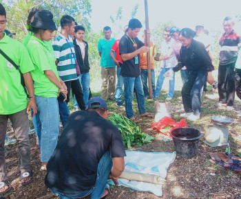 Mahasiswa KKN UNIKA Ruteng Praktikan Pembuatan Pestisida Nabati di Desa Watu Lanur