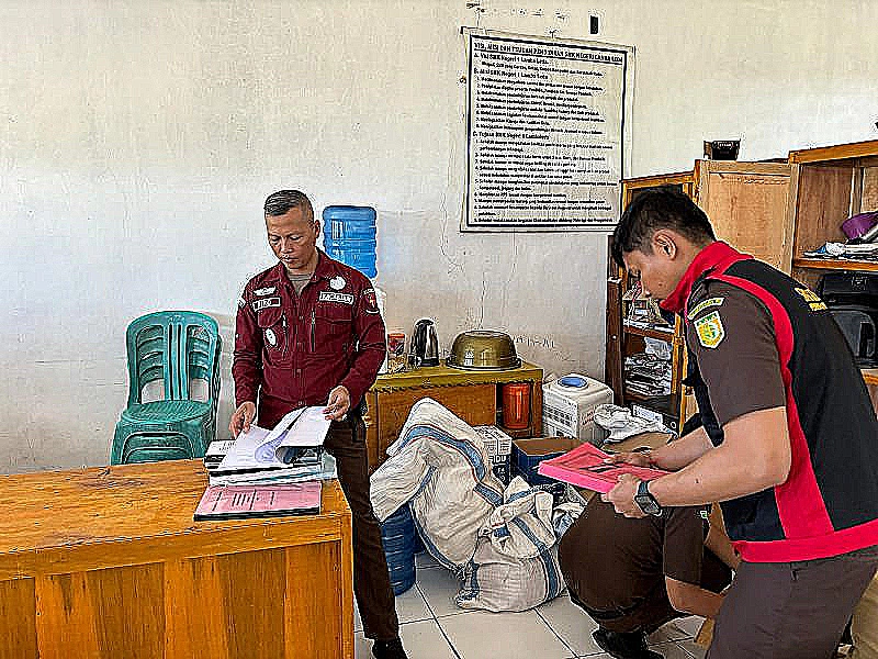Lengkapi Alat Bukti Korupsi, Kejari Manggarai Geledah SMKN 1 Lamba Leda