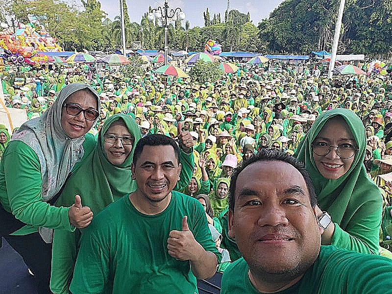 Jalan Sehat Muslimat NU Blora, Gus Yasin jadi Idola Emak-Emak