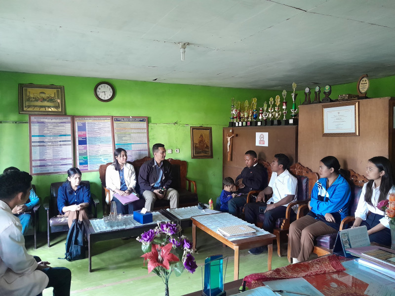 SMKN 1 Poco Ranaka Terima Mahasiswa Magang Prodi PBSI Unika Santu Paulus Ruteng