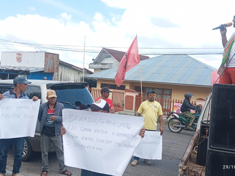 Aksi Damai LSM LPPDM di Bawaslu Manggarai, Ahang: Tangkap Pelacur Politik