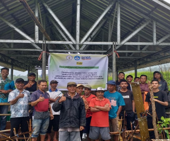 TiM PkM Unika Ruteng Latih Kelompok Tani Tungku Mose Buat Pupuk Bokashi