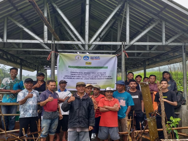 TiM PkM Unika Ruteng Latih Kelompok Tani Tungku Mose Buat Pupuk Bokashi
