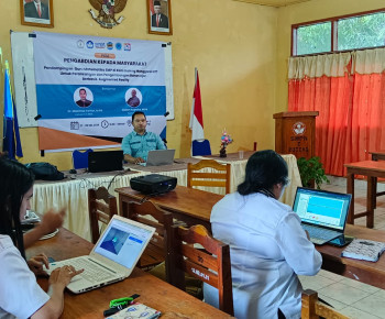 Unika Ruteng Dukung Pengembangan Profesi Guru Matematika dengan Teknologi Augmented Reality