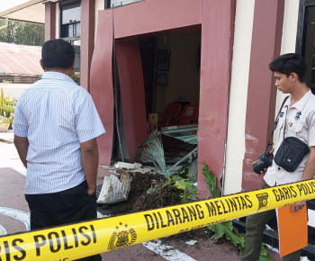 Kaca Pintu PN Ruteng Roboh Ditabrak Mundur Avanza Putih, Begini Kronologinya