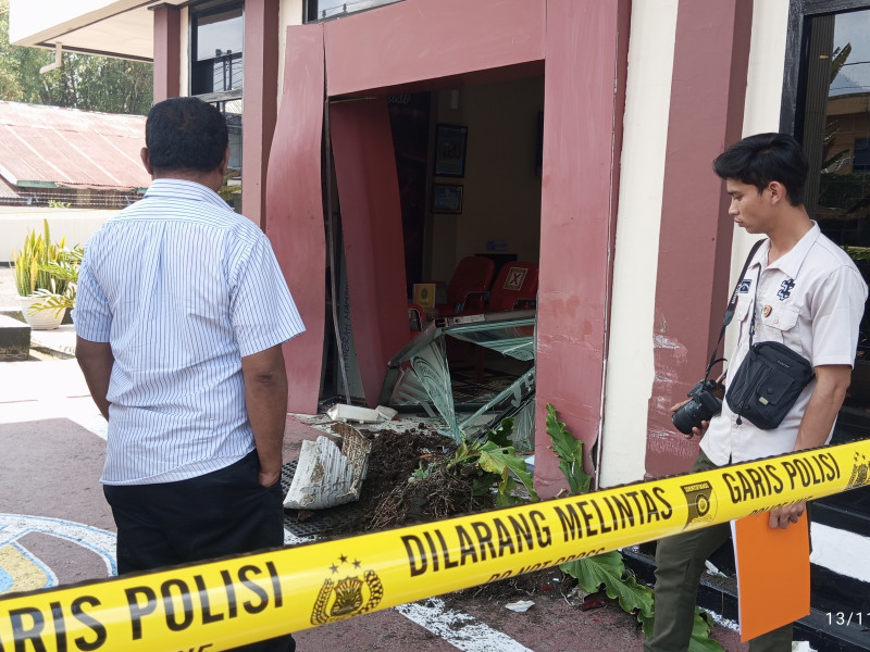 Kaca Pintu PN Ruteng Roboh Ditabrak Mundur Avanza Putih, Begini Kronologinya