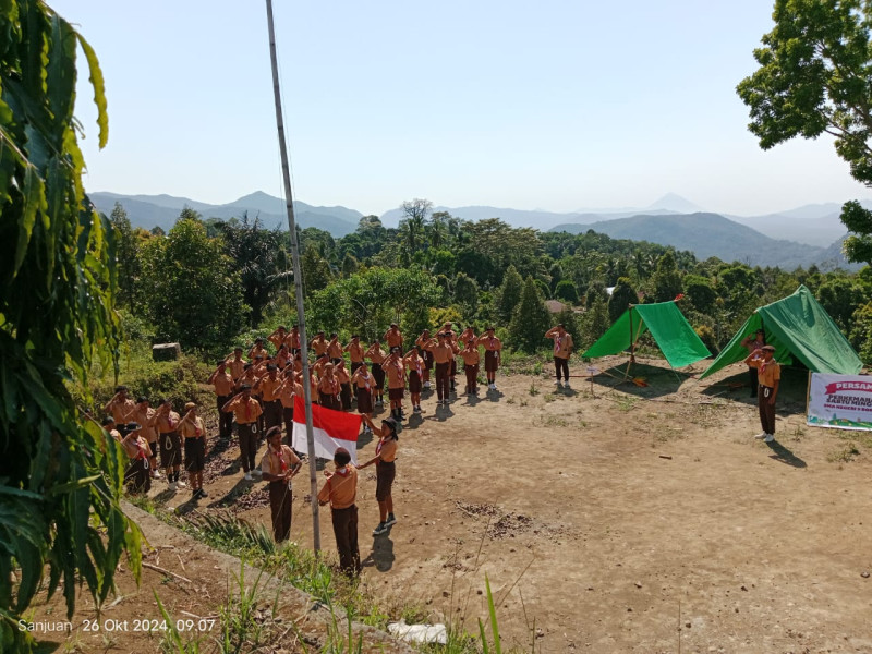 Mahasiswa Magang 2 Unika Ruteng Memperkuat Karakter Siswa SMAN 9 Borong Melalui Kegiatan  Pramuka