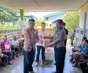 Pengusaha Refill Air Minum Berbagi Kasih Natal di Reo