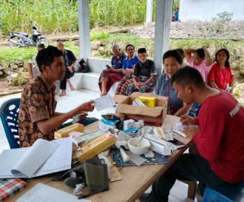 PLN UIP Nusra Beri Pengobatan Gratis dan Bantuan Gizi Anak Stunting di Desa Mocok dan Desa Lungar