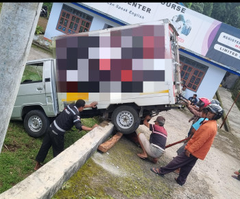 Lepas Handle Rem, Balita di Ruteng Sebabkan Box L300 Masuk Rumah Orang