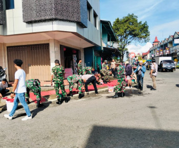 AJM Gandeng Polres Manggarai, TNI dan Warga Lapas Dandan Trotoar dalam Kota Ruteng