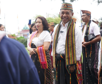 Tiba di Ruteng, Bupati dan Wakil Bupati Manggarai Dijemput dengan Ritus Adat