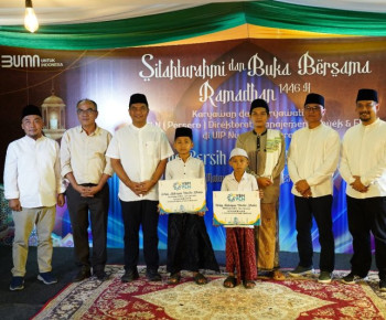 Berbagi Kebahagiaan Ramadhan, YBM PLN UIP Nusra Salurkan Ratusan Paket Santunan dan Bingkisan untuk Yatim dan Duafa