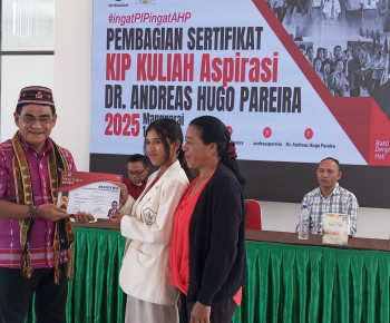 AHP Peduli Salurkan Sertifikat KIP Kuliah Aspirasi di Kampus UNIKA Santo Paulus Ruteng
