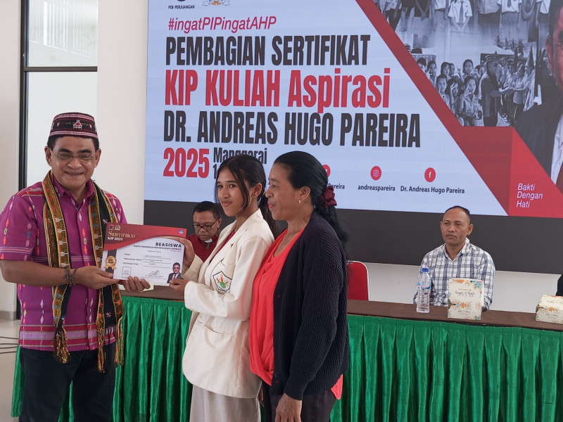 AHP Peduli Salurkan Sertifikat KIP Kuliah Aspirasi di Kampus UNIKA Santo Paulus Ruteng