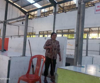 Puluhan Lapak Kosong, Pedagang di Pasar Puni Lebih Memilih Jualan di Trotoar