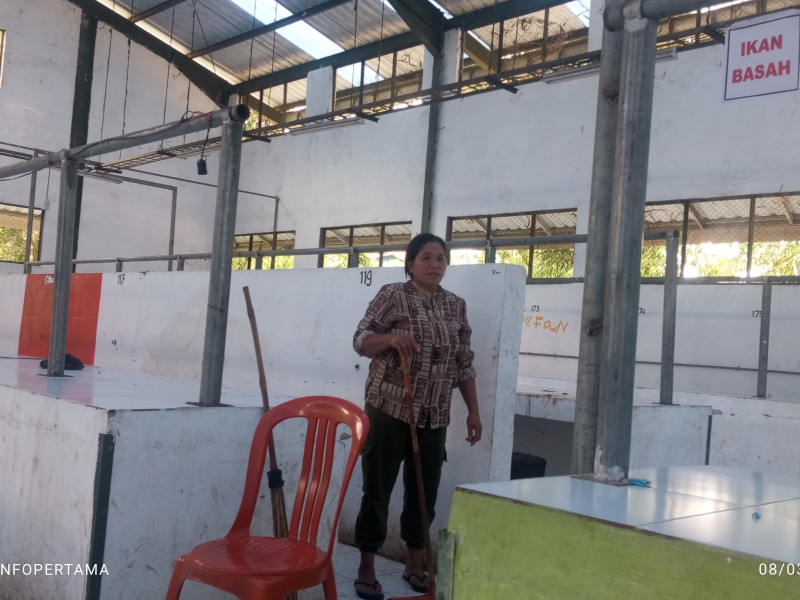 Puluhan Lapak Kosong, Pedagang di Pasar Puni Lebih Memilih Jualan di Trotoar