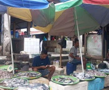 Enggan Bermasalah Lagi, David Tegor Bongkar Sendiri Lapak Darurat di Paris Ruteng