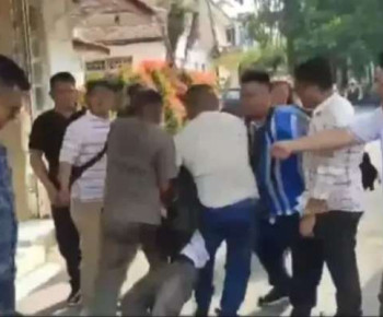 Viral, Video Anggota DPRD Pematangsiantar Pukul Mahasiswa saat Demo Tolak UU TNI