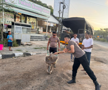 Nekat Konvoi, Para Pelajar Dihukum Bersihkan Material Pasir dan Batu Kerikil di Jalan Raya
