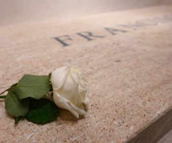 Potret Mawar Putih Tunggal pada Makam Paus Fransiskus di Gereja Santa Maria Maggiore