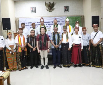 Hadiri Pengukuhan IKMR, Wagub Johni Asadoma Ajak Para Pengurus Dukung Program Pembangunan di NTT