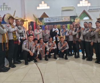 Tampil Memukau, Polisi Bawakan Lagu Rohani di Gereja GMIT Gunung Zalmon Labuan Bajo