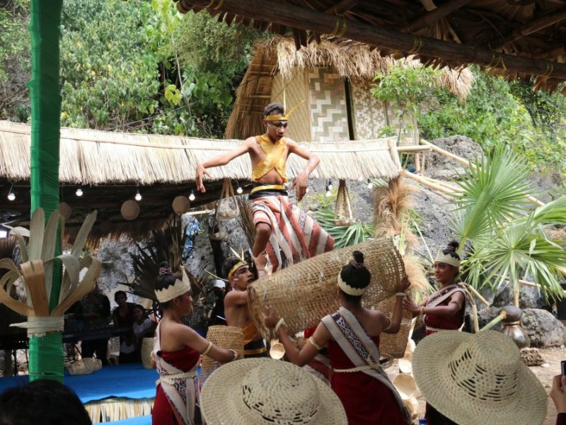 Wagub Johni Asadoma Hadiri Festival Olang Mangsari 2025 di Alor