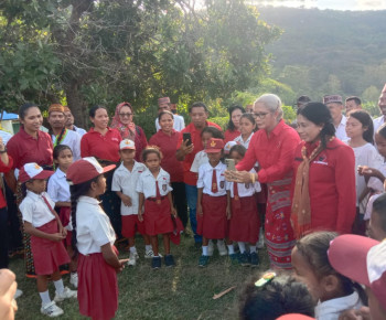Memaknai Pancasila, Ketua DPRD NTT dan Ayu Bintang Serahkan Bantuan Makanan Bergizi di SDN Rabo