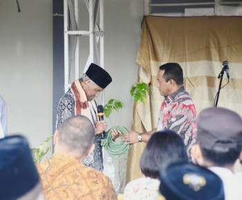 Bupati Hery Nabit Serahkan Sapi Kurban di Masjid Agung Baiturrahman Ruteng