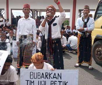 Orasi Warga Poco Leok Hina Bupati dan Masyarakat Manggarai, Ngaku Diperintah Simon