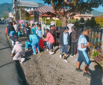 Siswa SMK Indonesia Timur dan SMPK Santu Antonius Padua Bersihkan Kota Ruteng