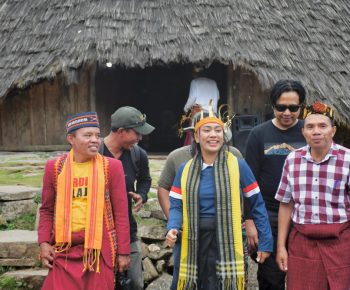 Utsus Zita Anjani Beri Bantuan Uang Tunai ke Lembaga Pelestari Budaya Wae Rebo