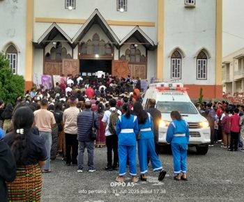 Jenazah Alm RD Herman Ando tiba di Ruteng, Disambut Bupati dan Wakil Bupati di Katedral Lama