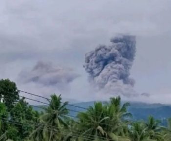 Gunung Dukono di Malut kembali Erupsi Semburkan Abu Setinggi 1,1 km