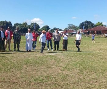 Wabup Manggarai Ambil Tendangan Kick Off Pertandingan Pembuka FX Cup I 2025 Kuleng FC Vs Victory