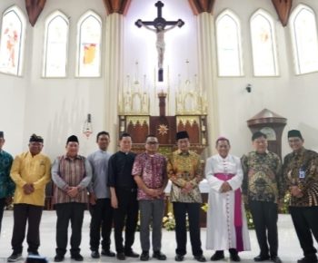Di Gereja, Menag Ajak Pemeluk Agama Dekat dengan Agamanya