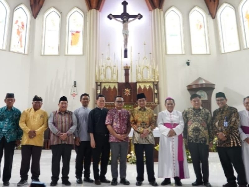 Di Gereja, Menag Ajak Pemeluk Agama Dekat dengan Agamanya