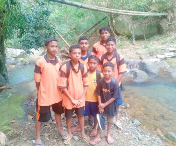 Perjuangan Siswa di Pedalaman Manggarai Timur, Seberangi Sungai Demi Sekolah