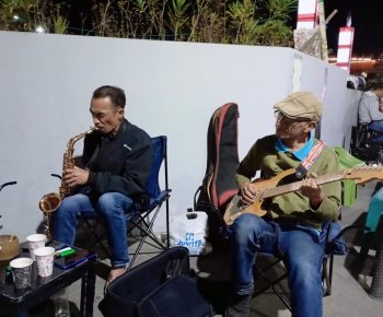 Ketika Denting Gitar dan Tiupan Saksofon Menyulam Keramaian Natas Labar